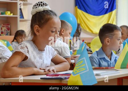 Avdiivka, Ukraine. 1er septembre 2021. Les enfants assistent à leur première leçon alors qu'ils marquent le début d'une nouvelle année scolaire dans une école d'enseignement général à Avdiivka.le 1er septembre, l'Ukraine célèbre la Journée de la connaissance. C'est l'un des principaux jours fériés de l'année académique en Ukraine. Crédit : SOPA Images Limited/Alamy Live News Banque D'Images