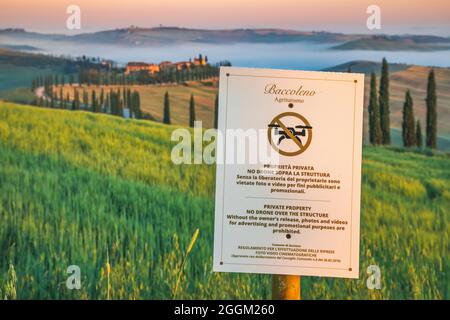 No Fly zone, no drone, Baccoleno Farmhouse près d'Asciano, Crete Senesi, Siena province, Toscane, Italie, Europe Banque D'Images