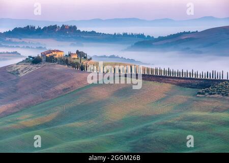 Baccoleno Farmhouse près d'Asciano, Crete Senesi, province de Sienne, Toscane, Italie, Europe Banque D'Images