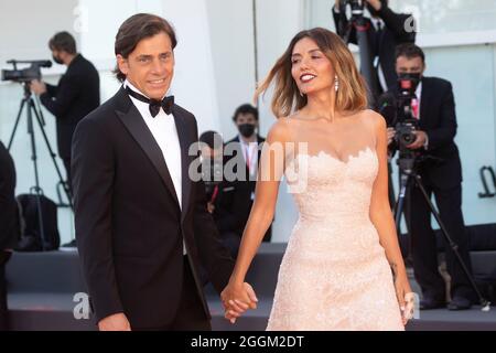 Davide Devenuto et Serena Rossi assistent à la première de 'Wadres Paralelas' lors du 78e Festival du film de Venise au Palazzo del Casino sur le Lido à Venise, en Italie, le 01 septembre 2021. Banque D'Images