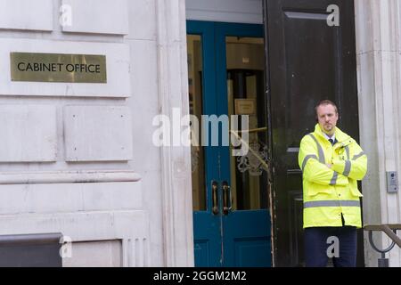 Un garde de sécurité se trouve à l'entrée du bureau du Cabinet, au 70 Whitehall, ville de Westminster, Londres Banque D'Images
