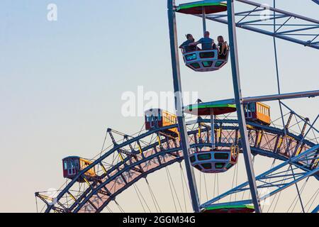 Vienne, parc d'attractions Prater, Ferris Wheel Blumenrad (Fleur Wheel) avant, grande Ferris Wheel (back) en 02. Leopoldstadt, Vienne, Autriche Banque D'Images