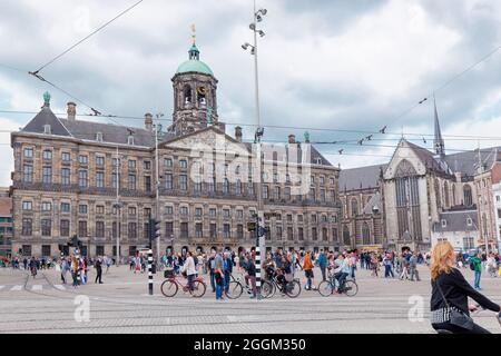 Place du Dam avec vue sur le Palais Royal et le Nieuwe Kerk à Amsterdam, pays-Bas Banque D'Images