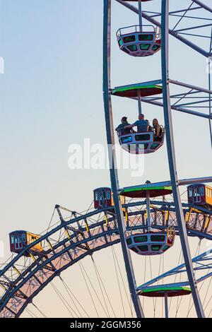 Vienne, parc d'attractions Prater, Ferris Wheel Blumenrad (Fleur Wheel) avant, grande Ferris Wheel (back) en 02. Leopoldstadt, Vienne, Autriche Banque D'Images