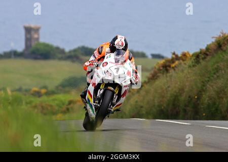 Conor Cummins sur les Padgett Honda Fireblade lors de la course de moto Senior TT 2018, en montant la section de montagne avec la tour Albert derrière. Banque D'Images