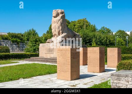 Allemagne, Bade-Wurtemberg, Ehingen / Danube, statue de lion colossale, mémorial de guerre pour les morts et disparus de la première Guerre mondiale dans le parc de Groggensee. Banque D'Images