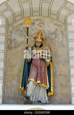 Allemagne, Bade-Wurtemberg, Munderkingen, évêque Dionysius de Paris, Saint patron de l'église paroissiale Saint Dionysius, figure d'un saint dans une niche sur le mur extérieur au-dessus du portail nord. Le Munderkingen est situé sur la route baroque du Souabe supérieur et le sentier cyclable du Danube. Banque D'Images