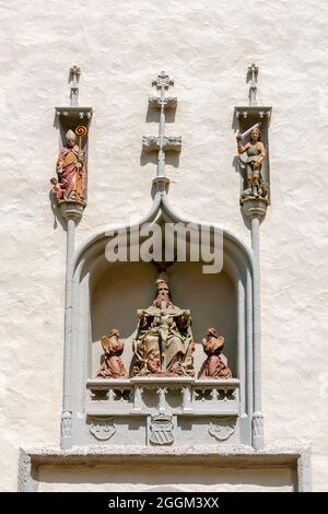 Allemagne, Bade-Wurtemberg, Ehingen / Danube, siège de miséricorde à la chapelle de l'hôpital. La représentation de la Trinité - Dieu le Père figure avec la croix dans ses mains et l'Esprit Saint comme une colombe, à côté de lui figure d'ange et au-dessus de lui Saint George et Augustin avec un enfant mendiant. Banque D'Images