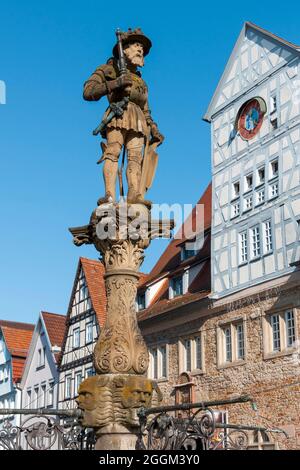 Allemagne, Bade-Wurtemberg, Reutlingen, colonne de fontaine à la fontaine du marché avec la sculpture à chevalier Empereur Maximilien II (1527-1576) sur la place du marché dans Wilhelmstrasse, créée en 1570 par Leonhard Baumhauer, renouvelée en 1901 par Carl Lindenberger. À droite, l'hôpital avec un toit à colombages. Banque D'Images