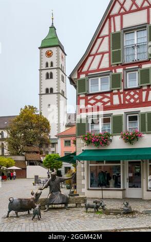 Allemagne, Bade-Wurtemberg, Wangen im Allgäu. Saubrunnen à l'historique Saumarkt, Saint-Antonius, Saint patron des animaux domestiques, est également appelé Saint Toni ou Sau-Toni ici. Il nourrit un porc et six porcelets. Tour de l'église Saint-Martin. Wangen est considéré comme un joyau médiéval dans l'Allgäu. Banque D'Images