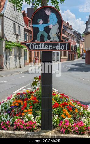 Allemagne, Bavière, Miltenberg, poste de signalisation à la toilette 'Vatter-do', le fils montre le chemin au père. Banque D'Images