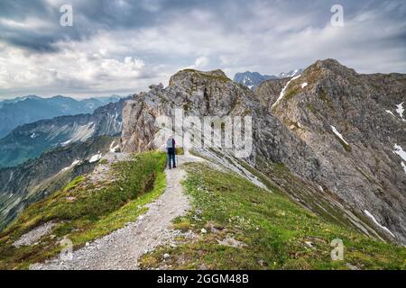 Randonneurs de montagne sur le chemin de Hohe Gänge près de Hindelang. Allgäu Alpes, Bavière, Allemagne, Europe Banque D'Images