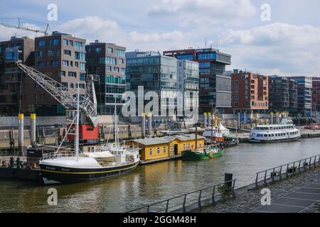 Hambourg, Allemagne - Hafencité, bâtiments résidentiels modernes et immeubles de bureaux dans le Sandtorhafen, dans le port maritime traditionnel avec ancienne grue portuaire. Banque D'Images