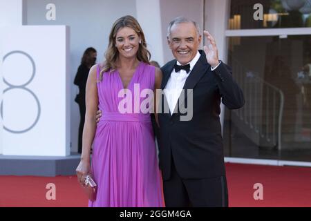 Alberto Barbera et Julia Barbera assistent à la première et à la cérémonie d'ouverture du 78e Festival international du film de Venise, à Venise, en Italie, le 01 septembre 2021. Photo d'Aurore Marechal/ABACAPRESS.COM Banque D'Images