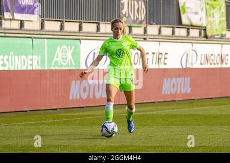 Wolfsburg, Allemagne. 1er septembre 2021. Kathrin Hendrich (4 Wolfsburg) contrôle le ballon lors du match de l’UEFA Women’s Champions League entre VfL Wolfsburg et Girondins de Bordeaux à AOK-Stadion le 01 septembre 2021 à Wolfsburg, Allemagne crédit: SPP Sport Press photo. /Alamy Live News Banque D'Images