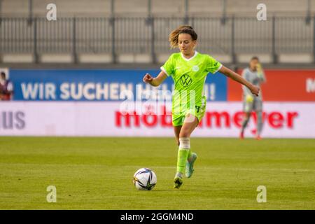 Wolfsburg, Allemagne. 1er septembre 2021. Joelle Wedemeyer (24 Wolfsburg) contrôle le ballon lors du match de l’UEFA Women’s Champions League entre VfL Wolfsburg et Girondins de Bordeaux à l’AOK-Stadion le 01 septembre 2021 à Wolfsburg, Allemagne Credit: SPP Sport Press photo. /Alamy Live News Banque D'Images