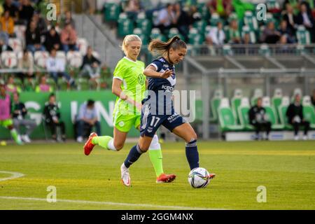 Wolfsburg, Allemagne. 1er septembre 2021. Eve Perisset (17 Bordeaux) et Rebecka Blomqvist (21 Wolfsburg) se battent pour le ballon lors du match de la Ligue des champions des femmes de l'UEFA entre VfL Wolfsburg et Girondins de Bordeaux à AOK-Stadion le 01 septembre 2021 à Wolfsburg, Allemagne Credit: SPP Sport Press photo. /Alamy Live News Banque D'Images