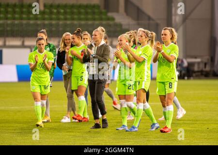 Wolfsburg, Allemagne. 1er septembre 2021. Les joueurs de Wolfsburg célèbrent la victoire après le match de la Ligue des champions des femmes de l'UEFA entre VfL Wolfsburg et Girondins de Bordeaux à AOK-Stadion le 01 septembre 2021 à Wolfsburg, Allemagne crédit: SPP Sport Press photo. /Alamy Live News Banque D'Images