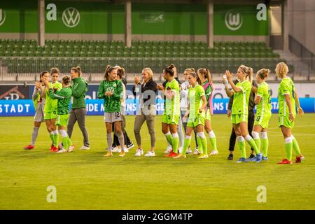 Wolfsburg, Allemagne. 1er septembre 2021. Les joueurs de Wolfsburg célèbrent la victoire après le match de la Ligue des champions des femmes de l'UEFA entre VfL Wolfsburg et Girondins de Bordeaux à AOK-Stadion le 01 septembre 2021 à Wolfsburg, Allemagne crédit: SPP Sport Press photo. /Alamy Live News Banque D'Images