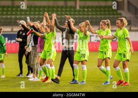 Wolfsburg, Allemagne. 1er septembre 2021. Les joueurs de Wolfsburg célèbrent la victoire après le match de la Ligue des champions des femmes de l'UEFA entre VfL Wolfsburg et Girondins de Bordeaux à AOK-Stadion le 01 septembre 2021 à Wolfsburg, Allemagne crédit: SPP Sport Press photo. /Alamy Live News Banque D'Images