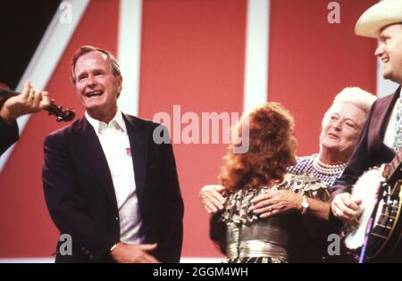 Houston Texas USA, juillet 1990: U.S. Prest. George H.W. Bush et la première dame Barbara Bush rencontrent les grands chanteurs de l'ancien Opry lors d'un événement social lors du Sommet économique des nations industrialisées de Houston. ©Bob Daemmrich Banque D'Images