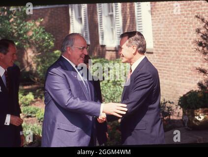 Houston Texas USA, juillet 1990 : le chancelier allemand Helmut Kohl, à gauche, se serre la main avec le président George H.W. Bush au Sommet économique des nations industrialisées de Houston lors d'une conférence de presse en plein air sur le campus de l'Université Rice. ©Bob Daemmrich Banque D'Images