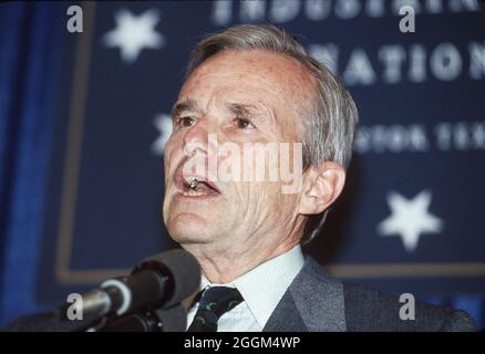 Houston Texas USA, juillet 1990: Le Secrétaire américain au Trésor Nicholas Brady s'adresse aux dirigeants du monde entier lors du Sommet économique de Houston des nations industrialisées. Le président George H. W. Bush a accueilli cet événement, également appelé le Sommet économique du G7. ©Bob Daemmrich Banque D'Images