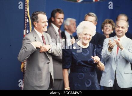 Houston Texas USA, juillet 1990:US Le Prest. George H.W. Bush et la première dame Barbara Bush avec d'autres dirigeants du monde lors d'une session officielle au Sommet économique des nations industrialisées. ©Bob Daemmrich Banque D'Images