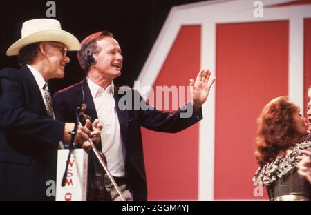 Houston Texas USA, juillet 1990: U.S. Prest. George H.W. Bush rencontre les grands chanteurs de l'ancien Opry lors d'un événement social au Sommet économique des nations industrialisées de Houston. ©Bob Daemmrich Banque D'Images