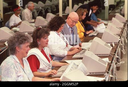 Austin Texas USA, 1990:les commis aux terminaux informatiques traitent les formulaires de recensement au centre de données pour le compte du recensement décennal des États-Unis.©Bob Daemmrich Banque D'Images