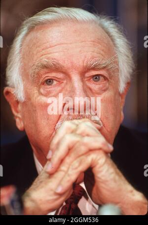 Austin Texas USA, 1994: L'ancien newsman de CBS Walter Cronkite lors d'une conférence de presse. ©Bob Daemmrich Banque D'Images