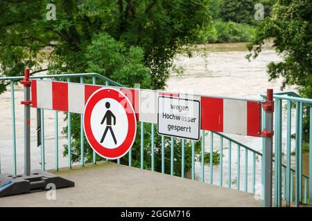 Muelheim an der Ruhr, Rhénanie-du-Nord-Westphalie, Allemagne - inondation, Ruhruferweg fermé en raison des inondations à Muelheim an der Ruhr. Banque D'Images