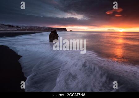 Lever du soleil sur la plage noire d'Islande avec vue sur Reynisfjara. Banque D'Images