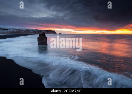 Lever du soleil sur la plage noire d'Islande avec vue sur Reynisfjara. Banque D'Images