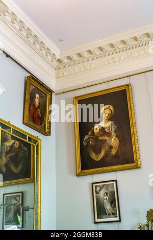 Peintures accrochées dans le salon du Monticello de Thomas Jefferson, en Virginie. Banque D'Images