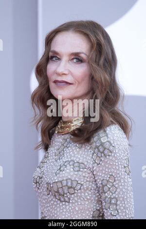 Venise, Italie. 28 août 2021. Isabelle Huppert assister à la première Madres Paralelas et à la cérémonie d'ouverture du 78e Festival International du film de Venise, à Venise, Italie, le 01 septembre 2021. Photo de Paolo Cotello/imageSPACE crédit: Imagespace/Alay Live News Banque D'Images