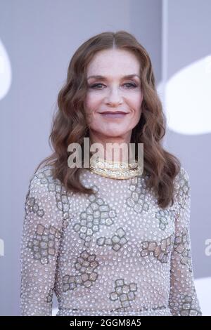 Venise, Italie. 28 août 2021. Isabelle Huppert assister à la première Madres Paralelas et à la cérémonie d'ouverture du 78e Festival International du film de Venise, à Venise, Italie, le 01 septembre 2021. Photo de Paolo Cotello/imageSPACE crédit: Imagespace/Alay Live News Banque D'Images