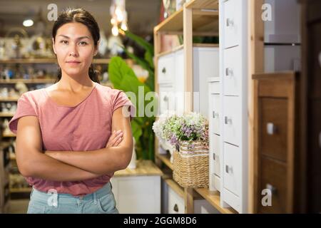 Femme debout à côté de petites armoires dans le magasin Banque D'Images