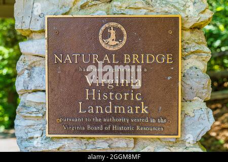 Plaque du site historique de Virginie à l'entrée de la piste Cedar Creek au parc national de Natural Bridge en Virginie. Banque D'Images