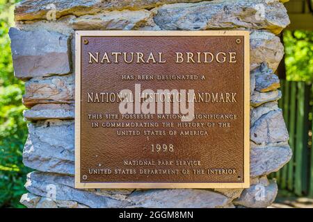 Plaque du National Historic Landmark à l'entrée de la piste Cedar Creek au parc national de Natural Bridge en Virginie. Banque D'Images