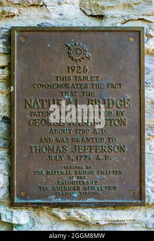 Plaque de relevé historique à l'entrée de la piste Cedar Creek au parc national de Natural Bridge en Virginie. Banque D'Images