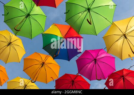 Parasols colorés contre un ciel bleu à Masevaux en Alsace, France Banque D'Images