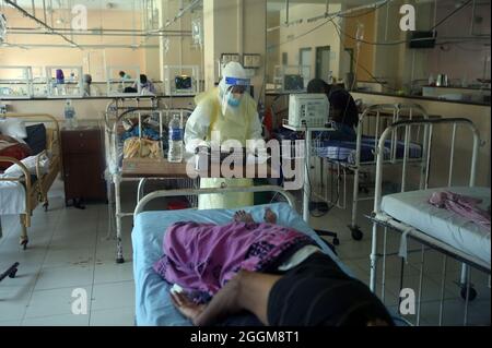 Colombo, Sri Lanka. 1er septembre 2021. Les patients COVID-19 sont traités dans un hôpital de Colombo, Sri Lanka, le 1er septembre 2021. Crédit: Ajith Perera/Xinhua/Alamy Live News Banque D'Images