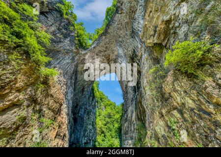 Le pont naturel vu de sa partie sud au parc national de Natural Bridge en Virginie. Banque D'Images