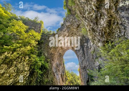 Le pont naturel vu de son côté nord au parc national de Natural Bridge en Virginie. Banque D'Images