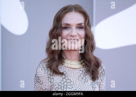Isabelle Huppert assister à la première Madres Paralelas et à la cérémonie d'ouverture du 78e Festival International du film de Venise, à Venise, Italie, le 01 septembre 2021. Photo de Paolo Cotello/imageSPACE/MediaPunch Banque D'Images