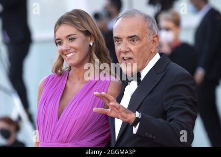 Venise, Italie. 28 août 2021. Alberto Barbera et Julia Barbera assistent à la première et à la cérémonie d'ouverture du 78e Festival international du film de Venise, à Venise, en Italie, le 01 septembre 2021. Photo de Paolo Cotello/imageSPACE/Sipa USA crédit: SIPA USA/Alay Live News Banque D'Images