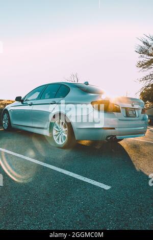 Une photo de ma BMW 528i 2011. J'ai pour objectif de capturer les lignes de carrosserie et l'élégance de la voiture de tourisme. Banque D'Images