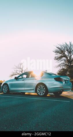 Une photo de ma BMW 528i 2011. J'ai pour objectif de capturer les lignes de carrosserie et l'élégance de la voiture de tourisme. Banque D'Images