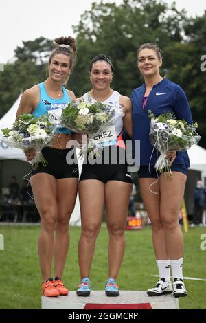 Bruxelles, Belgique. 1er septembre 2021. La médaillée d'or Yaime Perez (C) de Cuba, la médaillée d'argent Valarie Allman (L) des États-Unis, la médaillée de bronze Sandra Perkovic de Croatie posent pour des photos de groupe après le Discus Throw Women de la Wanda Diamond League de Bruxelles, dans le Bois de la Cambre à Bruxelles, Belgique, le 1er septembre 2021. Credit: Zheng Huansong/Xinhua/Alay Live News Banque D'Images